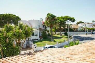 تختخواب و صبحانه Wakeup Villa
