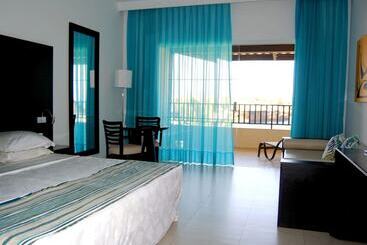 هتل Dom Pedro Laguna Beach Resort & Golf