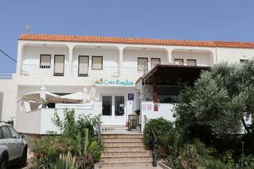 پانسیون Hostal Casa Emilio