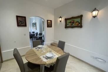 تختخواب و صبحانه Alina Boutique Living