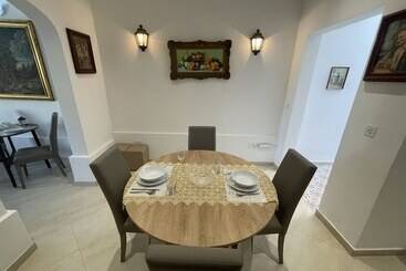 تختخواب و صبحانه Alina Boutique Living