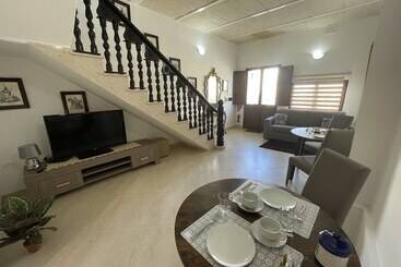 تختخواب و صبحانه Alina Boutique Living