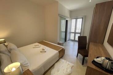 تختخواب و صبحانه Alina Boutique Living