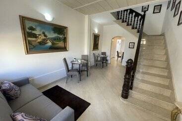 تختخواب و صبحانه Alina Boutique Living