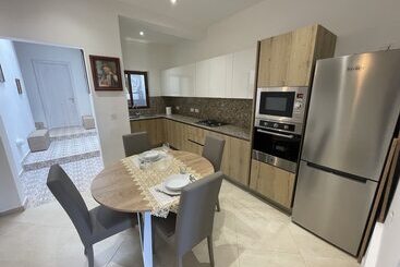 تختخواب و صبحانه Alina Boutique Living