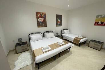 تختخواب و صبحانه Alina Boutique Living
