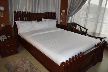 تختخواب و صبحانه Bwami Dubai Hotel Kasulu