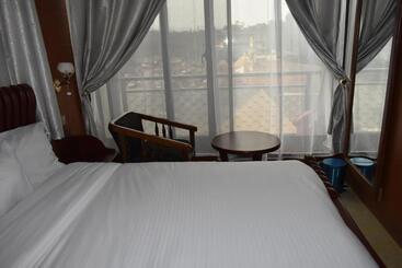 تختخواب و صبحانه Bwami Dubai Hotel Kasulu