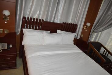 تختخواب و صبحانه Bwami Dubai Hotel Kasulu