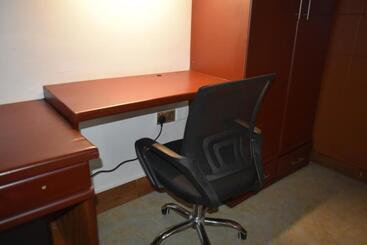 تختخواب و صبحانه Bwami Dubai Hotel Kasulu