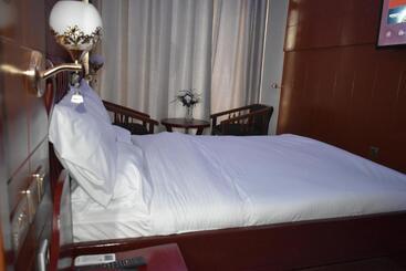 تختخواب و صبحانه Bwami Dubai Hotel Kasulu