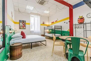 تختخواب و صبحانه Game Rooms Experience