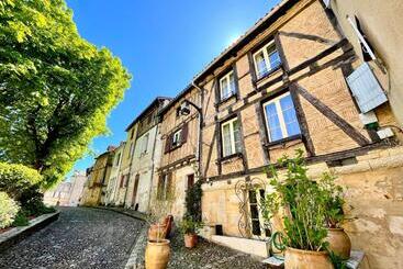 تختخواب و صبحانه Le Logis Plantagenêt