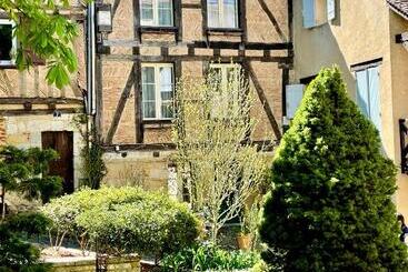 تختخواب و صبحانه Le Logis Plantagenêt
