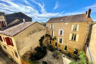 تختخواب و صبحانه Le Logis Plantagenêt