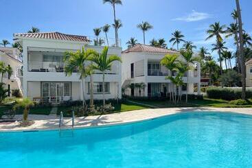هتل Los Corales Villas And Suites Beach Club, Spa, Restaurants