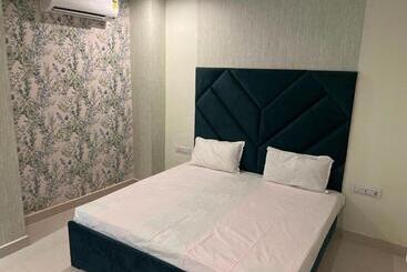 هتل Oyo 81010  The Amar Palace