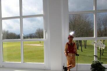 هتل Landhaus Am Golfpark Inhaber Marko Nolden