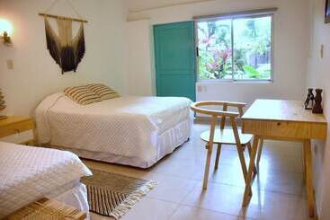 تختخواب و صبحانه Refugio Surf Lodge