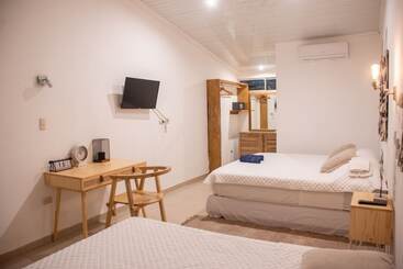 تختخواب و صبحانه Refugio Surf Lodge