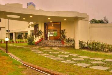 هتل Goroomgo Luxury Palm Bhimtal   Luxury Room   Excellent Customer Service   Best Seller