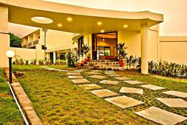 هتل Goroomgo Luxury Palm Bhimtal   Luxury Room   Excellent Customer Service   Best Seller