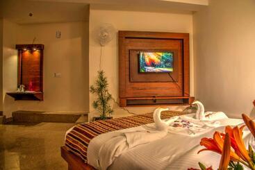 هتل Goroomgo Luxury Palm Bhimtal Luxury Room Excellent Customer Service Best Seller