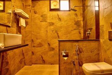 هتل Goroomgo Luxury Palm Bhimtal   Luxury Room   Excellent Customer Service   Best Seller