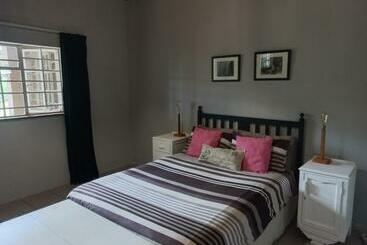 هاستل Orange Elephant Backpackers