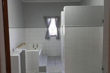 هاستل Orange Elephant Backpackers