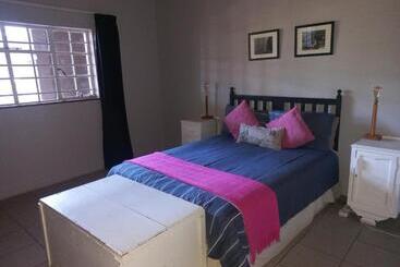 هاستل Orange Elephant Backpackers