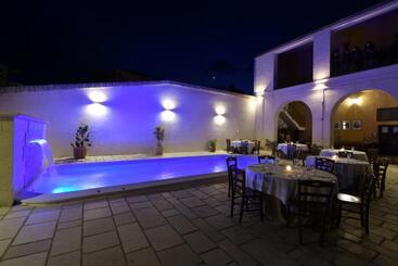 هتل Agriturismo Masseria Santa Lucia Al Bradano