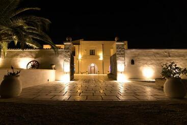 هتل Agriturismo Masseria Santa Lucia Al Bradano