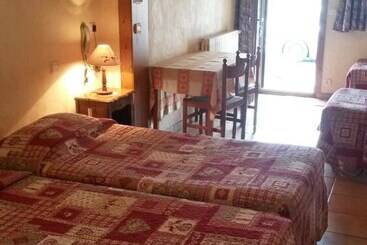 هتل Hôtel Les Bernards