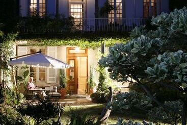 בית מלון כפרי La Porte Rouge The Red Door Inn