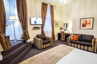 The Duke Of Edinburgh Hotel & Bar