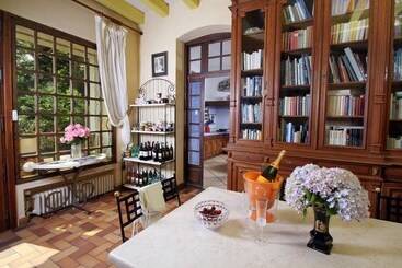 هتل Villa Aimée Luxury Apartments With Heated Pool