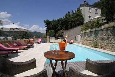 هتل Villa Aimée Luxury Apartments With Heated Pool