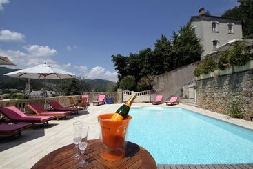 هتل Villa Aimée Luxury Apartments With Heated Pool