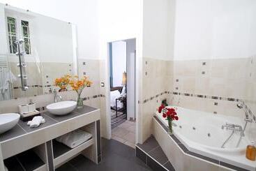 هتل Villa Aimée Luxury Apartments With Heated Pool