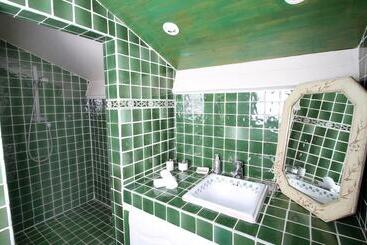 هتل Villa Aimée Luxury Apartments With Heated Pool
