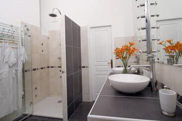 هتل Villa Aimée Luxury Apartments With Heated Pool
