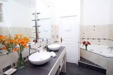 هتل Villa Aimée Luxury Apartments With Heated Pool