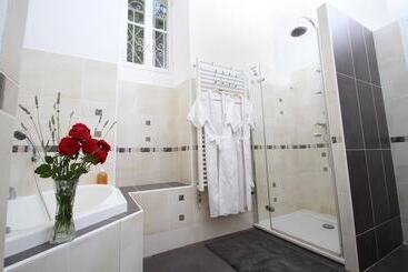 هتل Villa Aimée Luxury Apartments With Heated Pool