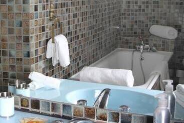 هتل Villa Aimée Luxury Apartments With Heated Pool