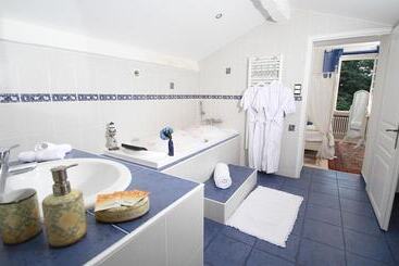 هتل Villa Aimée Luxury Apartments With Heated Pool