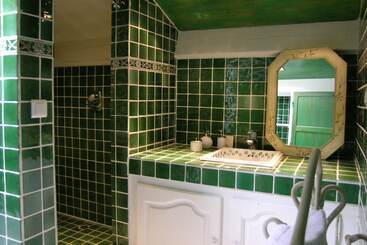 هتل Villa Aimée Luxury Apartments With Heated Pool