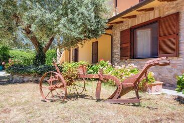هتل Agriturismo La Mora