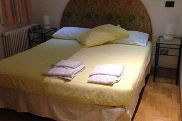 هتل B&b And Home La Piazzetta Della Pioggia