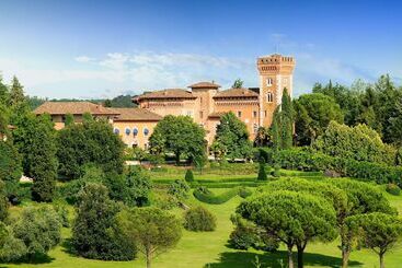 هتل Castello Di Spessa   Residenze D Epoca